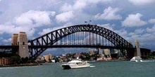 Tráfico fluvial bajo el puente de Sydney, Australia