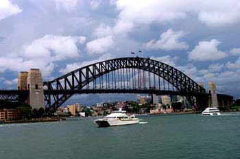 Tráfico fluvial bajo el puente de Sydney, Australia