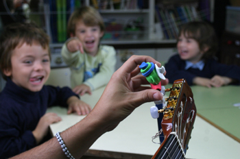 Tocando la guitarra