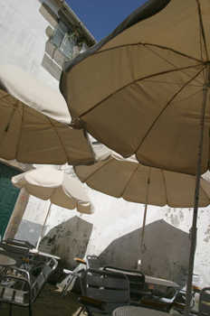Sombrillas de una terraza, Santiago de Compostela, La Coruña, Ga
