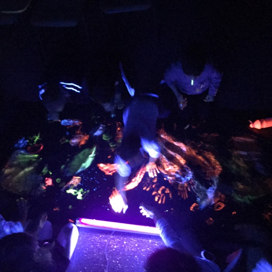 Pintamos con luz negra 3