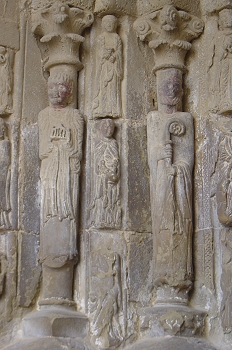 Templo de San Esteban. Columnas-estatuas, Zaragoza