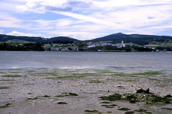 Vista hacia el suroeste (Castropol) desde la ría del Eo, Castrop