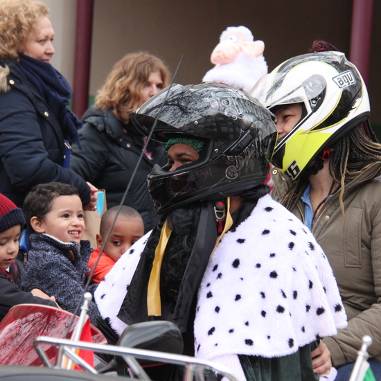 Visita de sus Majestades los Reyes Magos al colegio Luis Bello en moto 2018 19