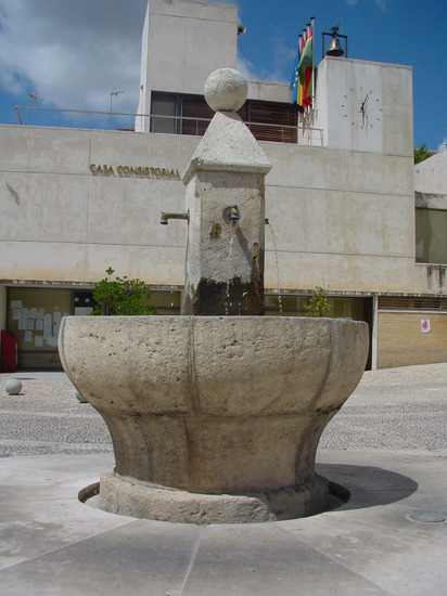 Ayuntamiento y fuente en Orusco