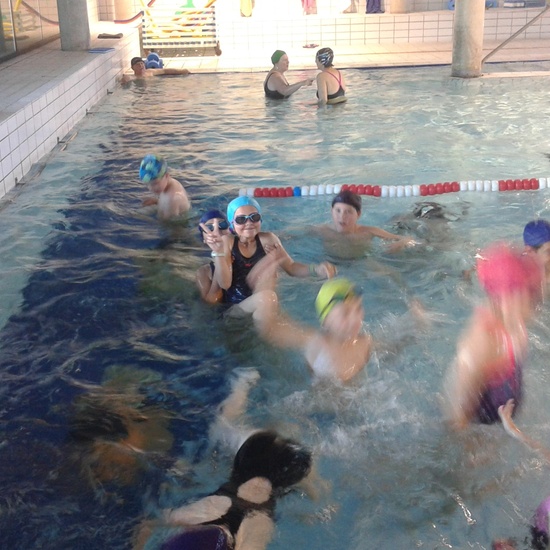  jugamos en la piscina 2