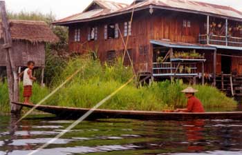 Poblado lacustre en Myanmar