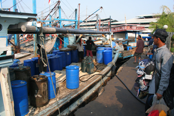 Repostando gasolina, Jakarta, Indonesia