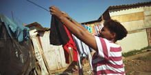 Mujer tiende ropa, favela de Sao Paulo, Brasil