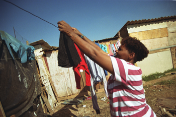 Mujer tiende ropa, favela de Sao Paulo, Brasil