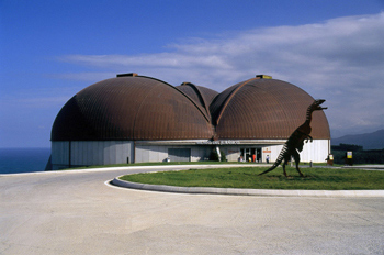Fachada del Museo del Jurásico de Asturias, Colunga