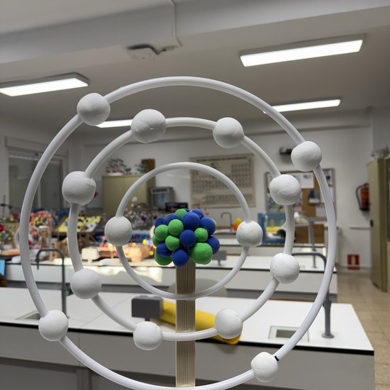 Maqueta de un átomo de silicio según el modelo atómico de Bohr