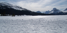 Lago Bow helado con el Pico Bow (2868 m) al fondo, Parque Nacion