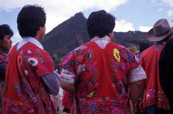 Hombres con la vestimenta tradicional en Zinacantán, México