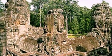 Muralla en Angkor con tallas de caras en piedra, Camboya