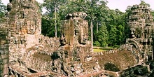 Muralla en Angkor con tallas de caras en piedra, Camboya