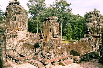 Muralla en Angkor con tallas de caras en piedra, Camboya
