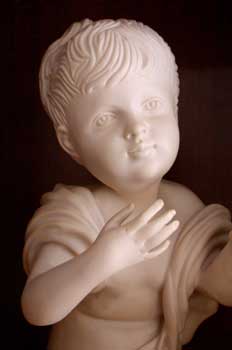 Escultura de un niño