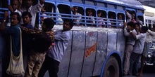 Autobús público por las calles de Calcuta, India