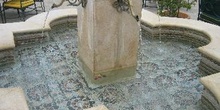 Fuente decorada con azulejos