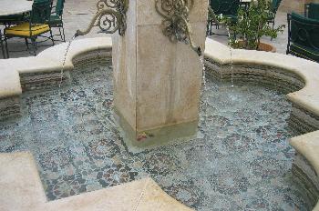Fuente decorada con azulejos