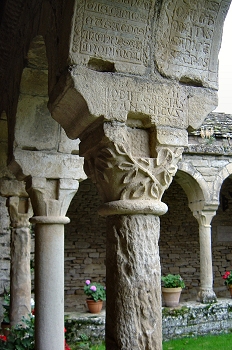 Capiteles con inscripciones escritas, Huesca