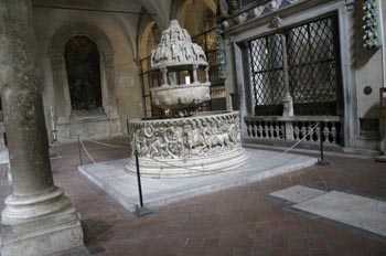 Detalle del interior de la Basílica de San Ferdiano, Lucca