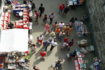 Vista aérea de mercado de calle, Colonia, Alemania