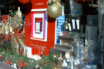 Escaparate con adornos navideños