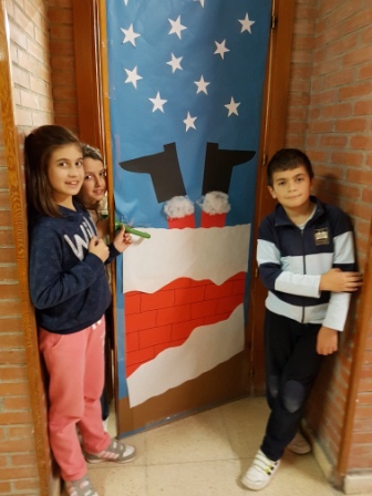 Decorando pasillos del pabellón 3 por Navidad 8