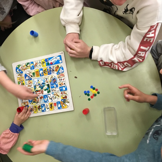 Buddies: 5 años y sexto enseñando a jugar. 25