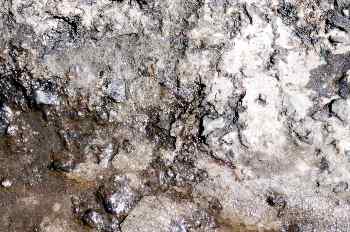 Piedras rugosas con agua