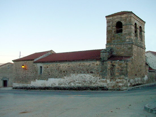 Vista de iglesia en Piñuécar Gandullas