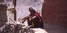 Monjes descansando en el gompa de Phyang, Ladakh, India