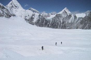 Escaladores cruzando un glaciar