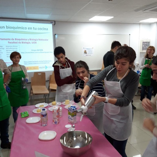 Alumnos del IES Neil Armstrong de Valdemoro en la Facultad de Biológicas. UCM. Semana de la Ciencia. Taller de bioquímica 