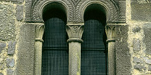 Ventana bífora de la iglesia de San Salvador de Valdediós, Villa