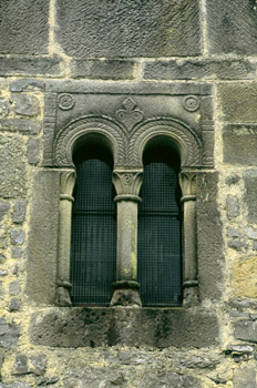 Ventana bífora de la iglesia de San Salvador de Valdediós, Villa