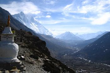 Valle del Imja Drengka con poblado de Dingboche y Island Peak y