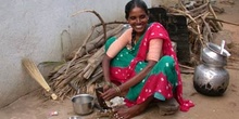 Mujer hindú sentada preparando la comida