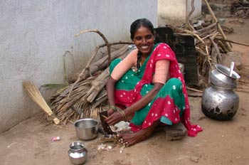 Mujer hindú sentada preparando la comida