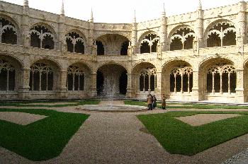 Patio interior del Monasterio de los Jerónimos, Lisboa, Portugal