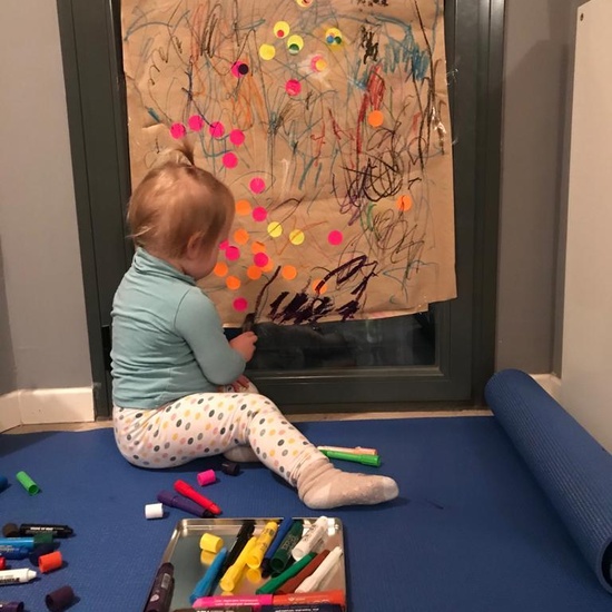 Chloe haciendo actividades en casa 9