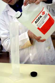 Mezclando el fijador con el agua de la probeta