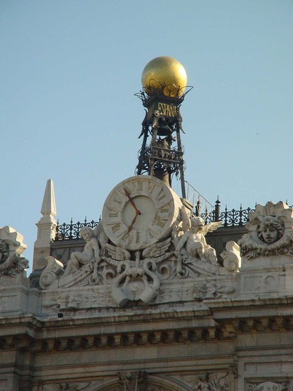 Reloj en la fachada del Banco de España en Madrid