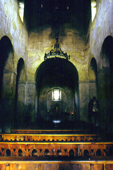 Vista de la nave central de la iglesia de San Pedro de Nora, Ovi