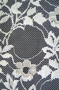 Encaje con máquina Raschel