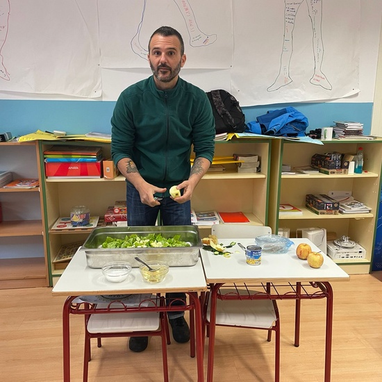 COSECHA DE LECHUGA DEL HUERTO Y COMIDA EN LA CLASE 12