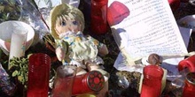 Objetos depositados en recuerdo de las víctimas de los Atentados