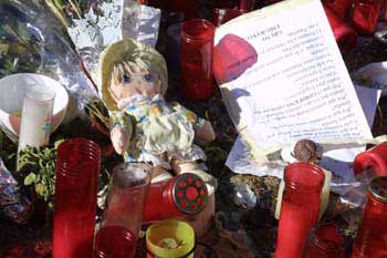 Objetos depositados en recuerdo de las víctimas de los Atentados